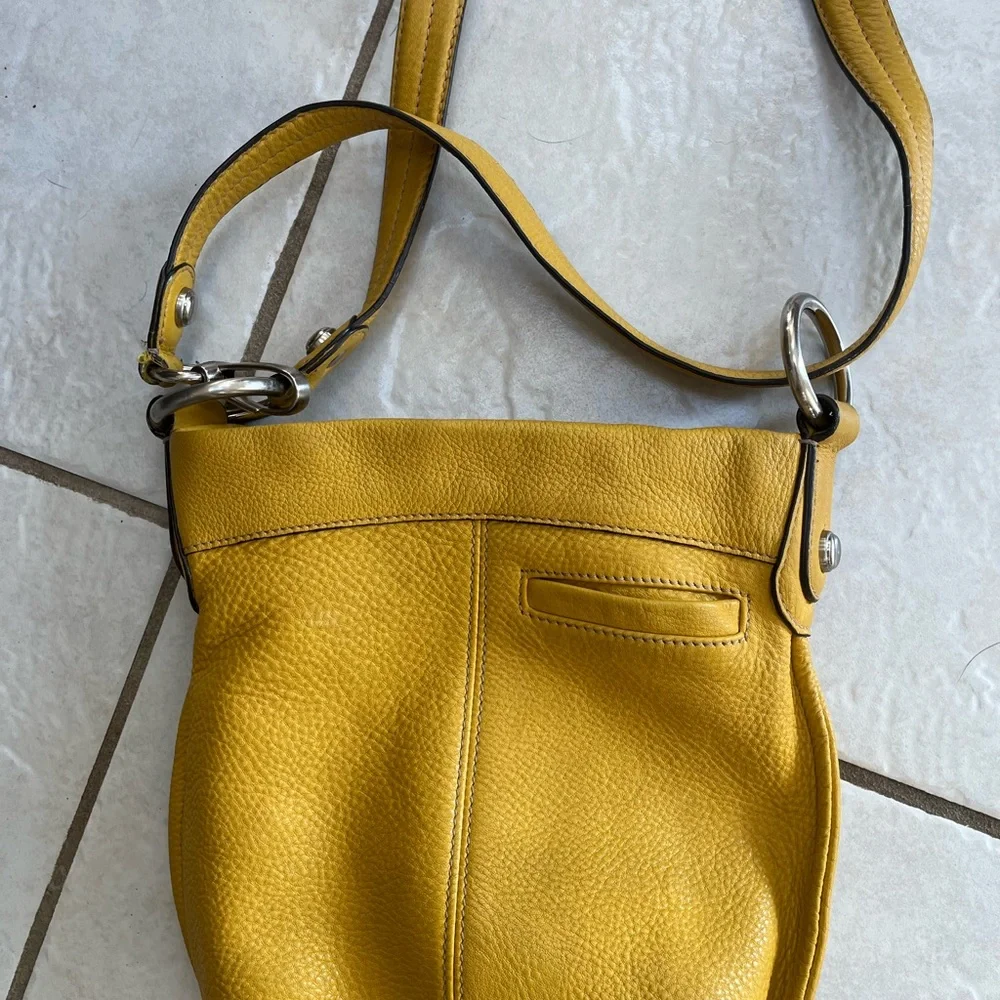 B Makowsky gold/yellow purse. - Picture 3 of 7